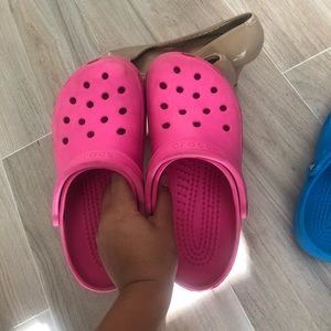 Electric pink crocs with fur Clearance
